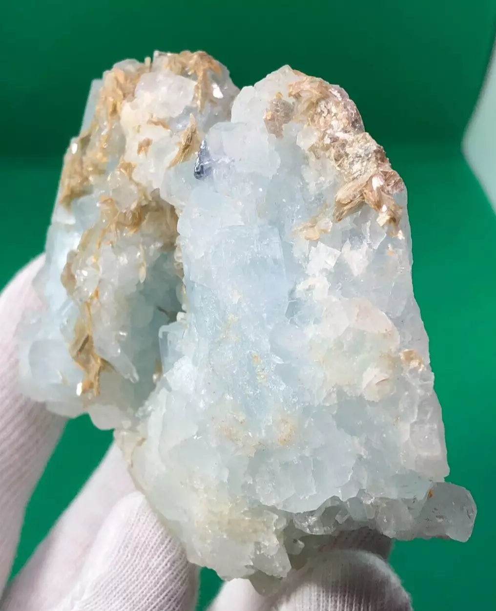 277 g Beautiful Natural Aquamarine Specimen with Mica Crystal from Skardu